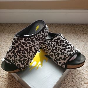 Volatile Wedge slide Lepard print